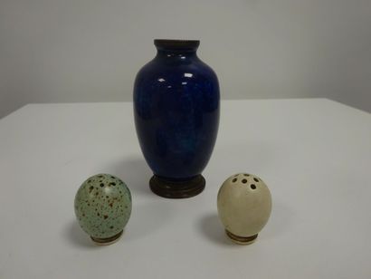 Petit vase ovoïde en céramique émaillée bleu...