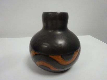 Petit vase ovoïde en céramique émaillée bleu...
