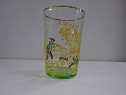 Verre de forme tronconique à décor émaillé...