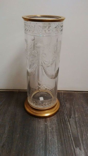 Haut vase rouleau en verre taillé à décor...