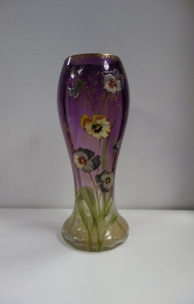 Vase en verre violet à panse bulbeuse à décor...