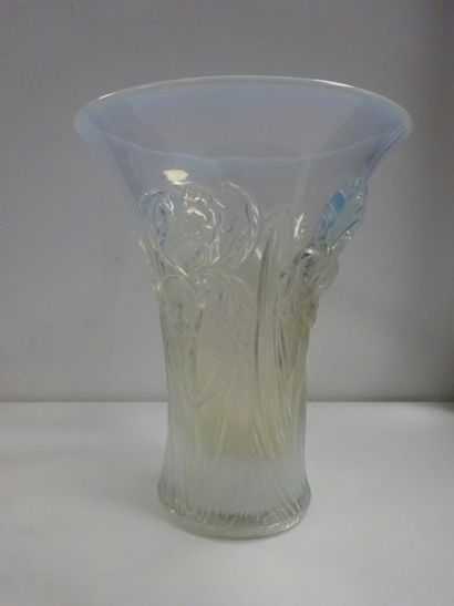 Dans le gout de LALIQUE
Vase cornet à décor...