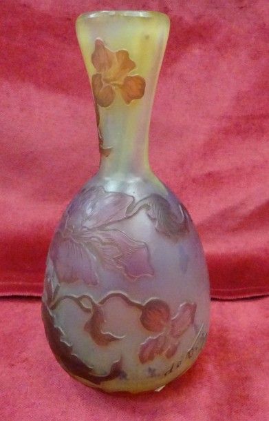 DEVEZ
Vase soliflore à panse piriforme, sur...