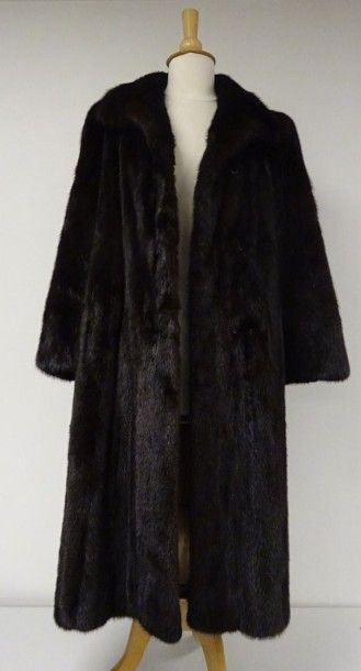 R. IMAR
Manteau de vison noir. Usures.