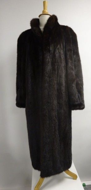 Manteau trois-quarts en vison brun.