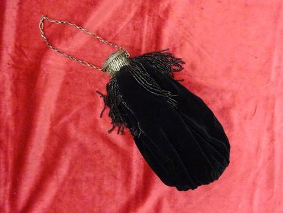 Petit sac de dame en velours noir et franges...