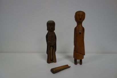 Deux petites boîtes en bois naturel sculpté...