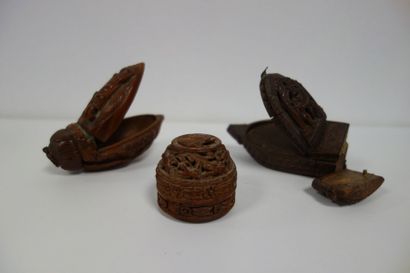 Trois tabatières en corozo sculpté: - Une...