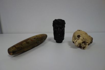 Deux pommeaux de canne: - un en ivoire sculpté...