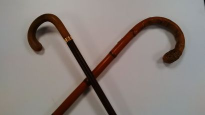 Deux cannes de marche à pommeaux recourbés:...