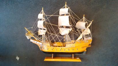 Maquette de caravelle en bois et toile. ...