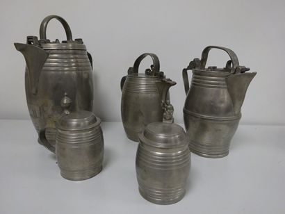 Lot de trois pichets et deux chopes à bière...