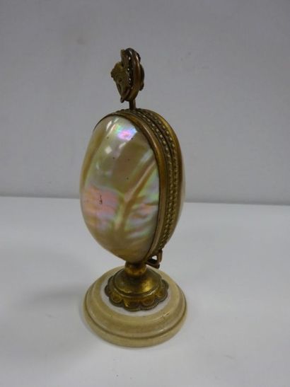 Nécessaire à parfum formé d'une coquille...