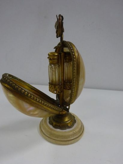Nécessaire à parfum formé d'une coquille...