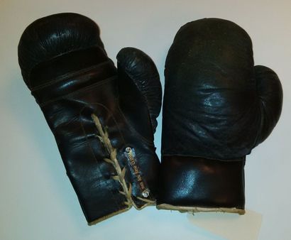 Paire de gants de boxe noirs à liens blancs....