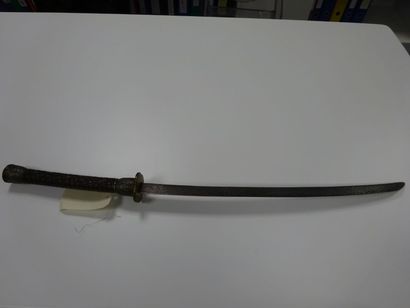 Sabre à lame courbe, la fusée en bois sculpté...