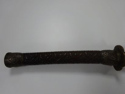Sabre à lame courbe, la fusée en bois sculpté...