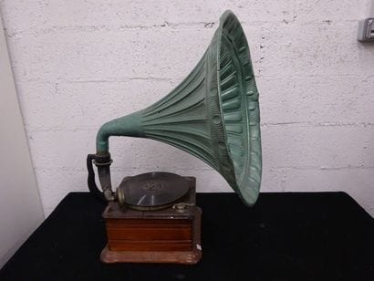 OPERA Gramophone à grand pavillon en tôle...