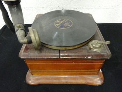 OPERA Gramophone à grand pavillon en tôle...