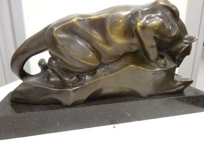 CLAUDE (XXème siècle)
Lionne s'abreuvant....