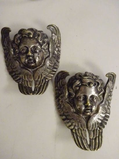 Deux éléments en bronze argenté ciselé représentant...