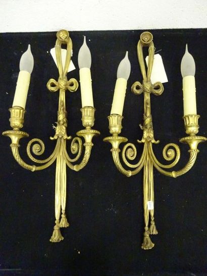 Paire d'appliques en bronze en forme de ruban...