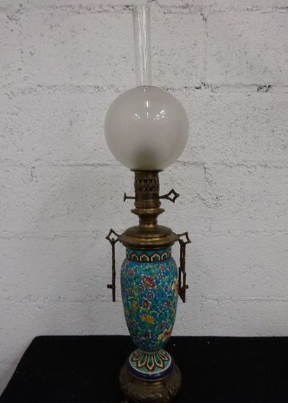 Lampe à pétrole en faïence dans le goût de...