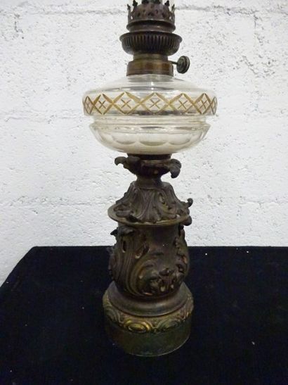 Lampe à pétrole en laiton à décor de feuillage...