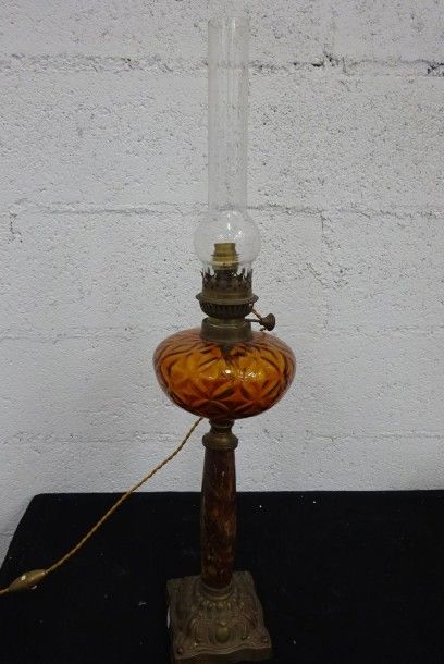 Lampe à pétrole. Piètement en laiton et marbre...