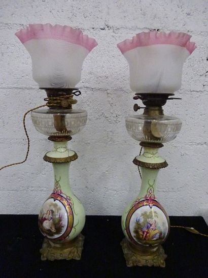 Paire de lampes à pétrole en porcelaine....
