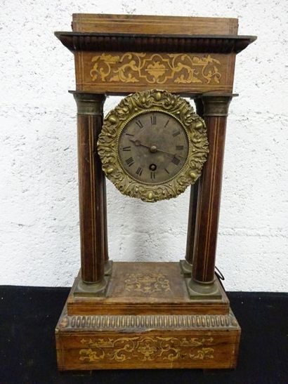 Pendule portique en placage de palissandre...