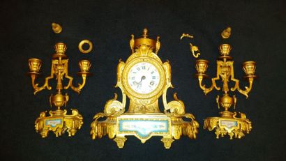Garniture de cheminée en métal doré et plaques...