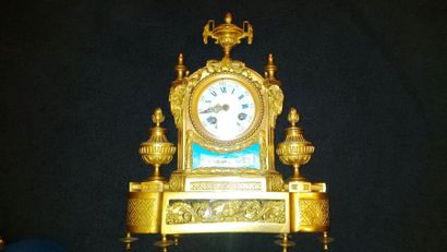 Pendule en métal doré et plaques de porcelaine...
