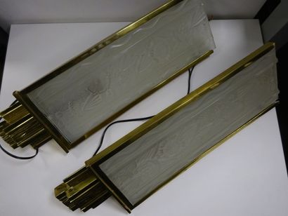 Paire d'appliques d'angle en laiton et verre...