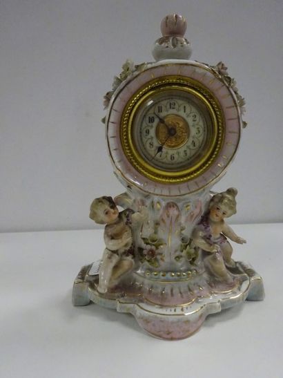 Pendulette en porcelaine polychrome, à décor...