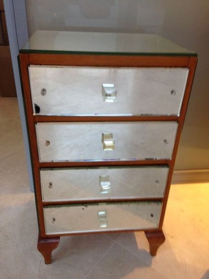 Chevet en bois blond recouvert de miroirs...