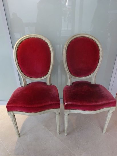 Deux chaises en bois mouluré, laqué blanc....
