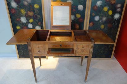 Coiffeuse de dame en bois naturel et marqueterie...