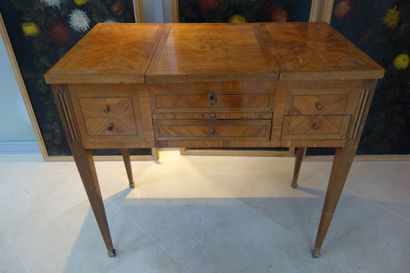 Coiffeuse de dame en bois naturel et marqueterie...