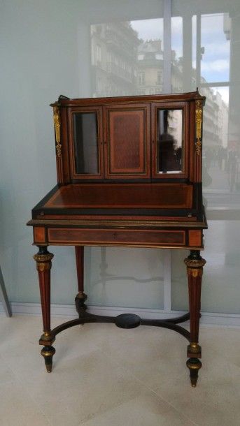 Bureau de pente, formant bonheur du jour,...