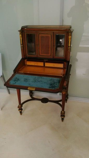 Bureau de pente, formant bonheur du jour,...