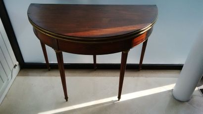 Table demi-lune en bois teinté et placage...