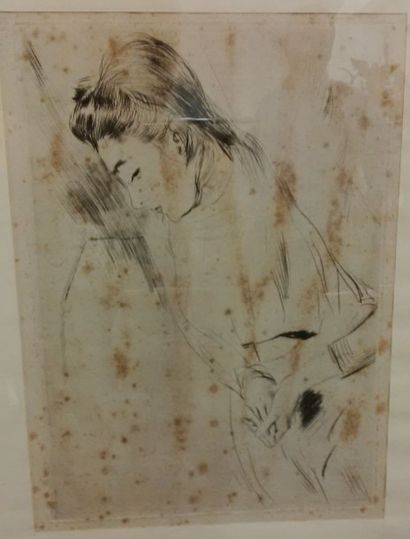 Jeune femme les mains croisées. Estampe....