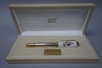 MONT BLANC
Stylo plume en métal doré et porcelaine...
