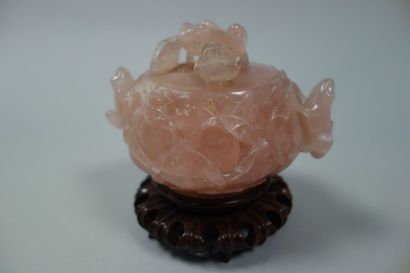 Pot couvert en quartz rose à décor en relief...