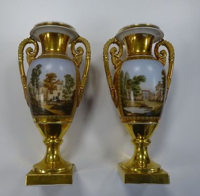 PARIS
Paire de vases fuselés sur piédouche...