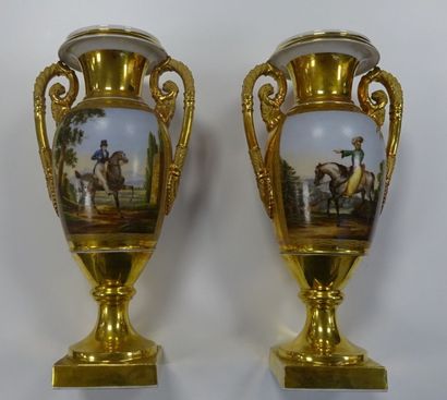 PARIS
Paire de vases fuselés sur piédouche...