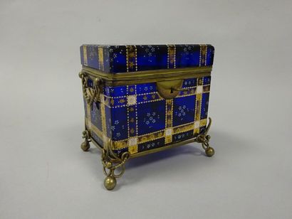 Petit coffret à bijoux En verre teinté bleu...