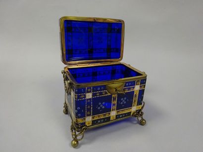 Petit coffret à bijoux En verre teinté bleu...