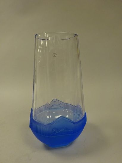CARTIER
Vase en cristal bleu à décor de panthère,...